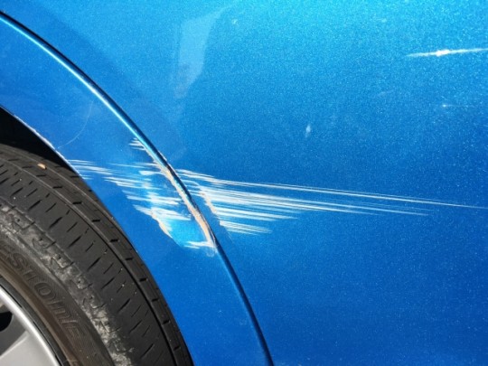 車の塗装が剥がれる原因と最適な補修方法とは？　イメージ