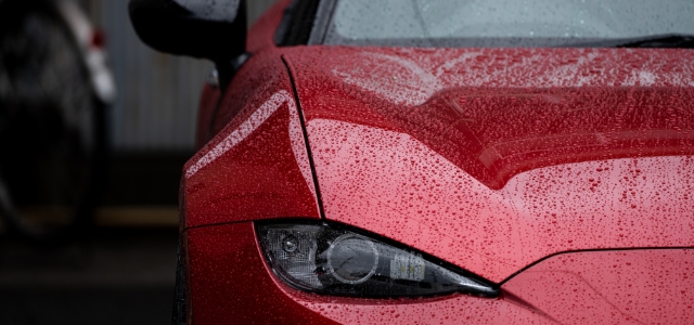 赤い車と水滴