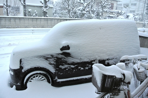 車の雪下ろしのポイント 必要な道具や方法を紹介 ガラスコーティング大阪 横浜