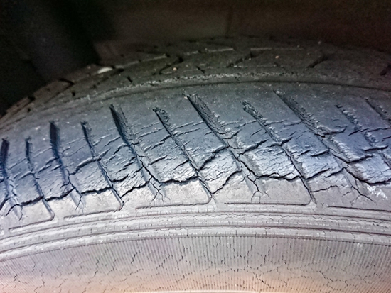 タイヤがバーストする原因とは 予防法やバースト時の対応を確認 ガラスコーティング大阪 横浜