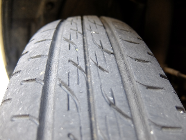 タイヤのひび割れを発見 危険度や交換時期の目安とは ガラスコーティング大阪 横浜
