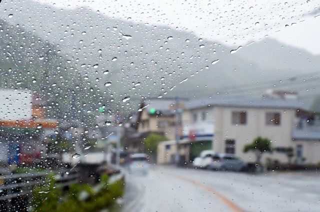 フロントガラスが曇る 原因や対策を紹介 梅雨時期のメンテナンス ガラスコーティング大阪 横浜