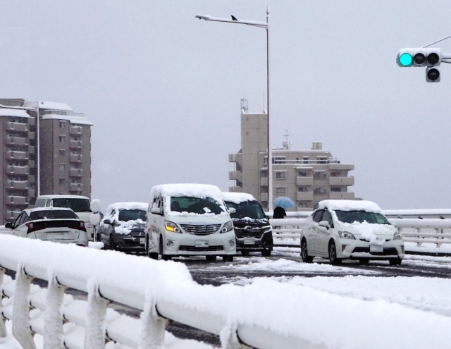 車に降り積もった雪 そのまま放置しても大丈夫 ガラスコーティング大阪 横浜